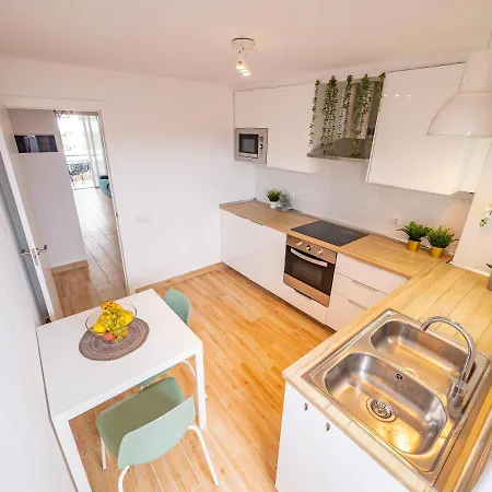 Newly Renovated Las Americas Modern 3Bd Apartment *
